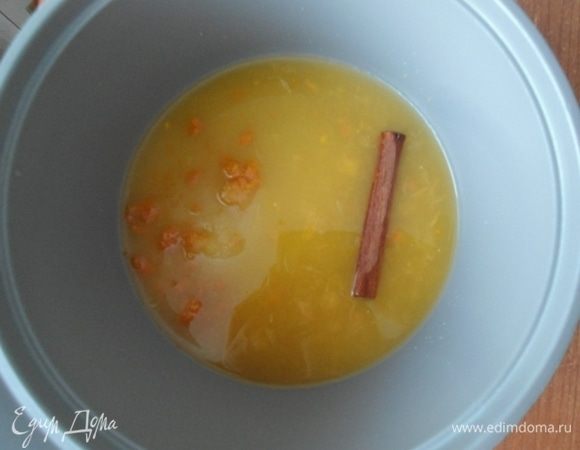 В кастрюльке соединить сок мандаринов и лимона, сахар с цедрой и палочку корицы. Довести до кипения, помешивая, чтоб сахар растворился. Убрать с огня и дать настояться 20 минут. Затем палочку корицы убрать.