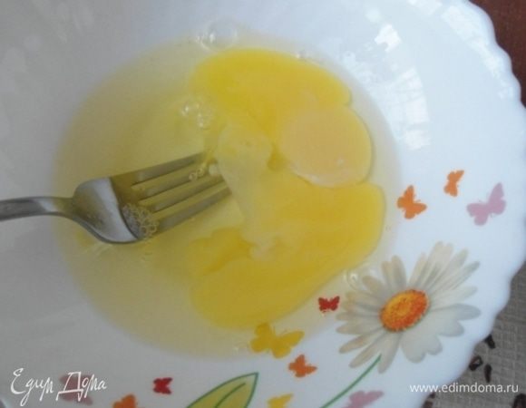 Яйца взболтать в миске.