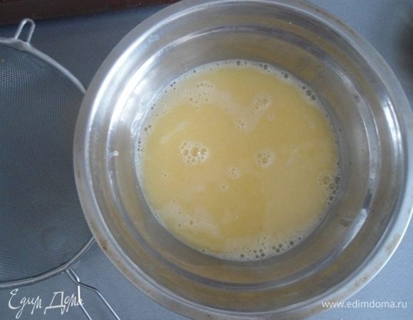 Влить яйца в кастрюльку с настоявшимся соком, хорошо перемешать и процедить через сито в чистую кастрюльку, в которой будете варить. Лучше взять посуду с толстым дном, чтоб предотвратить пригорание.