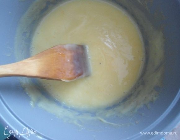 Процеженный крем поставить на плиту и варить, постоянно помешивая на среднем или слабом огне около 5 минут. Крем будет густоты примерно 10% сметаны.