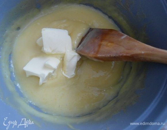 Убрать с огня, немного остудить и ввести размягченное сливочное масло. Хорошо все перемешать.