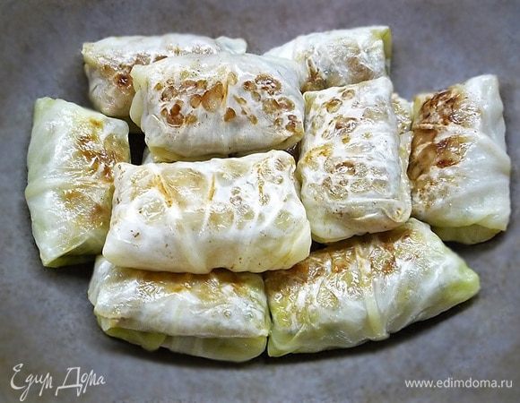 Укладываем голубцы в казанок или глубокую кастрюлю швом вниз.