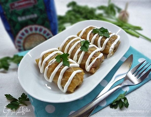 Готовые голубцы подаем на стол горячими со сметаной и зеленью. Приятного аппетита!!!