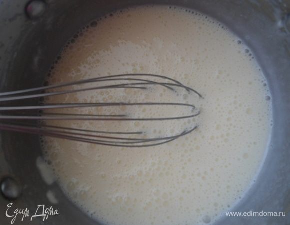Духовку разогреть до 200°С.
Сметану, яйца, сахар, соль и мед взбить миксером. Сахар должен раствориться. Сметану можно заменить на кефир или простоквашу, но тогда может понадобится чуть больше муки.