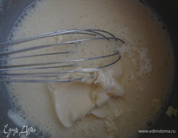 Размягченное сливочное масло ввести в яичную смесь и перемешать.