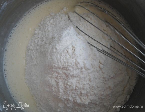 Муку просеять с содой. Ввести в тесто. 