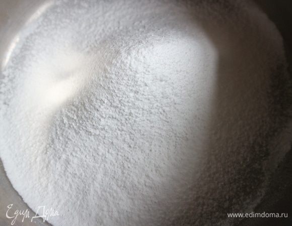 Смешать крахмал с сахарной пудрой, просеять. 