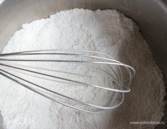 Венчиком смешать крахмал и пудру с  кокосовой стружкой. 
