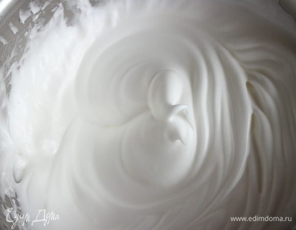 Белки взбить в устойчивую, крепкую пену миксером, сначала на небольшой скорости, затем скорость увеличить, во время взбивания постепенно всыпать мелкий сахарный песок. 