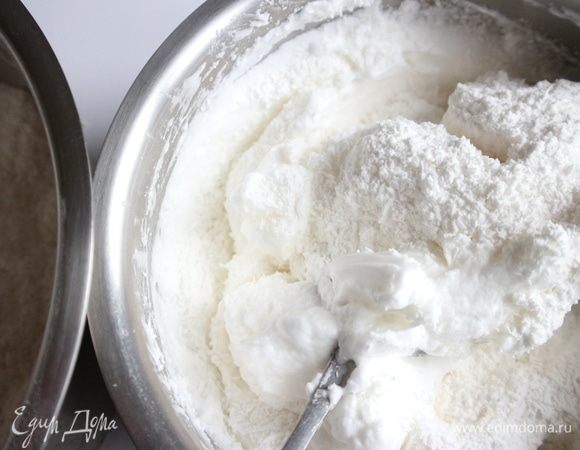 Аккуратно лопаточкой подмешать сухие ингредиенты к белкам. Долго не перемешивать, сохраняя воздушную структуру.