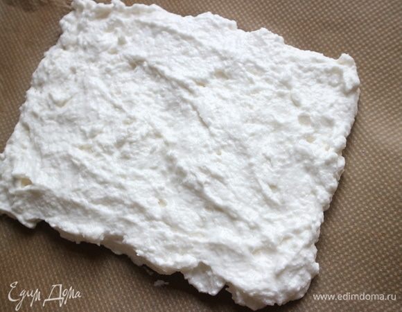 Противень застелить бумагой для выпечки, равномерно нанести массу в форме прямоугольника. Выпекать 25-30 минут до слегка золотистого цвета.