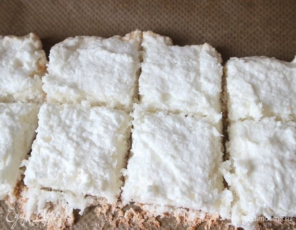 Вынуть из духовки, дать остыть. Порезать на кусочки по количеству формочек. Каждый кусочек бисквита должен покрывать дно формочки.
