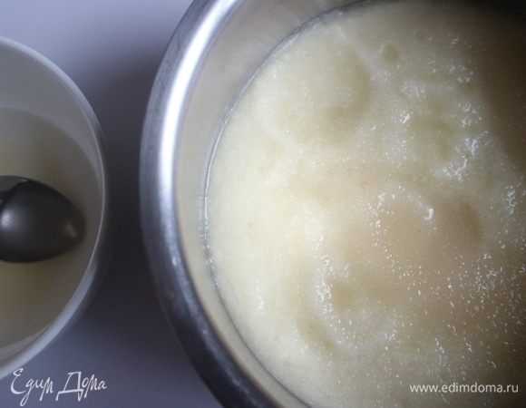 Добавить к ананасам сахарный песок, лимонный сок, довести до кипения, добавить агар-агар, проварить 2-3 минуты. Снять с огня, дать остыть.