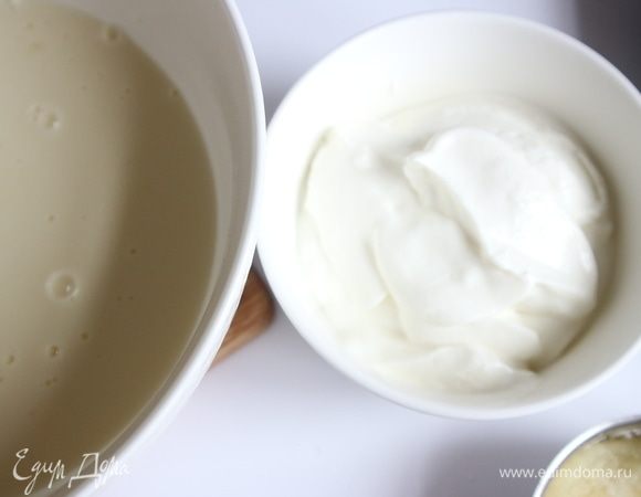 Панна котта. Желатин (порошковый) залить водой и дать набухнуть. Сливки и кокосовое молоко подогреть, добавить сахарный песок и в горячей смеси распустить желатин. Остудить при комнатной температуре до температуры тела, добавить натуральный греческий йогурт, хорошо перемешать.