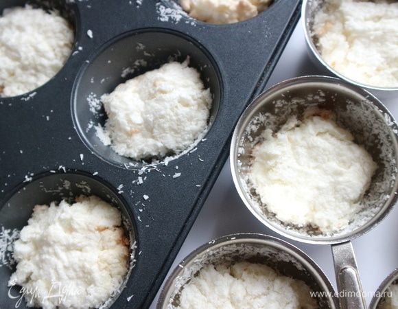 Округлить края кусочков бисквита. Поместить на дно формочек кусочки бисквита.