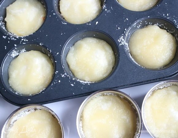 Поместить в каждую формочку ананасовый мармелад. 