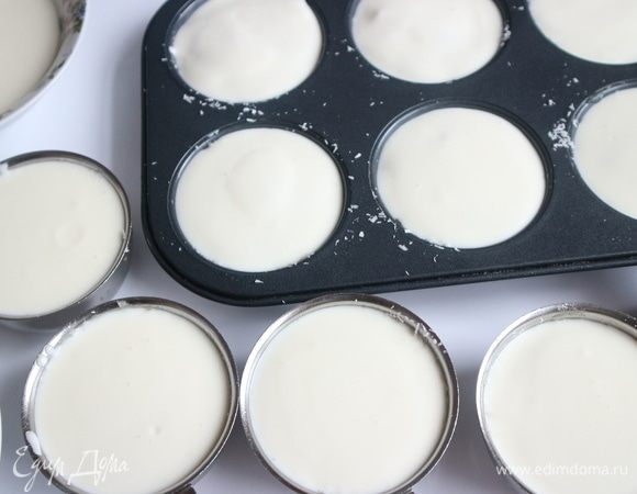 Затем панна котту. Убрать в холодильник минимум на 4 часа. 