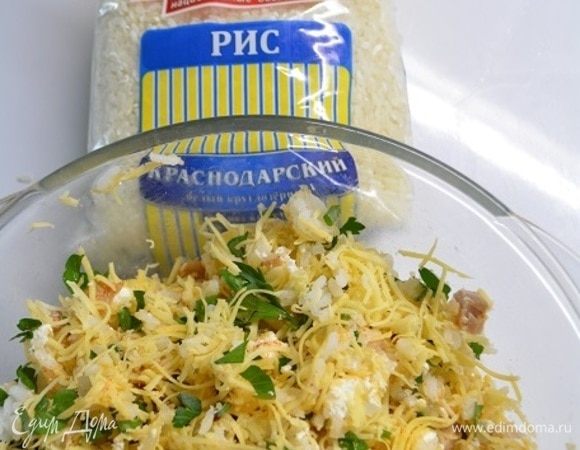 В миску выложить рис, курицу кубиками, сыр твердый и фету, зелень, соль и паприку. Все тщательно перемешать.