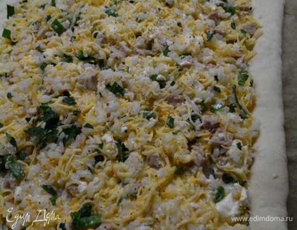 Выложить начинку и разровнять. Перенести пирог на противень, прямо с пекарской бумагой. Смешать сливки с яйцами до однородности. И залить этой смесью пирог. Выпекать при 180°С, 30 минут.