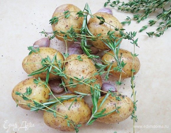 Сверху выложить веточки тимьяна и розмарина.