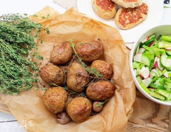 Картофель нужно есть прямо с кожурой. Подавать вместе с запеченным чесноком, который получается очень вкусным! Отлично сочетается с овощными салатами и котлетами. Приятного аппетита!