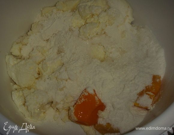 В чашу выложить творог, сахар, яйца и муку. Пюрировать все блендером до однородной массы.