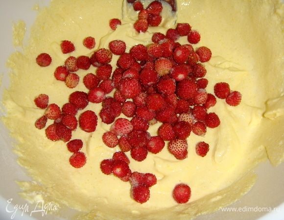 Добавить две горсти земляники и аккуратно перемешать.