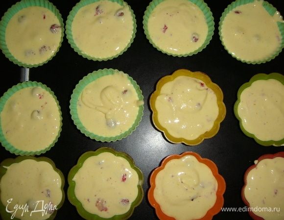 Выложить смесь по силиконовым формочкам и запекать в разогретой до 180°С духовке, 30 минут. 