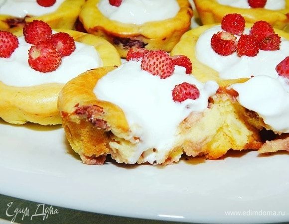 Сырники остудить, вынуть из формочек. Сверху каждого сырника положить по 1 чайной ложке сметаны и украсить земляникой. Приятного аппетита! 