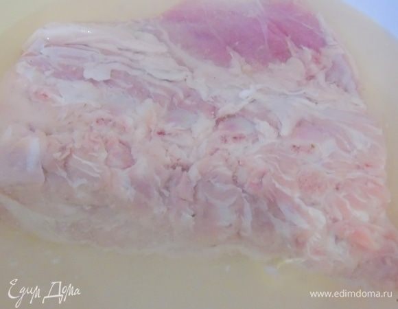 Мясо вымойте и просушите бумажным полотенцем. Я даже замачиваю на несколько часов в подселенной воде.