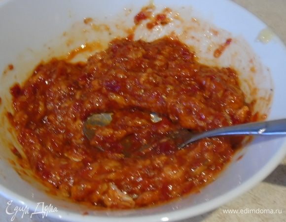 Для маринада: чеснок пропускаем через пресс, добавляем паприку, соль и перец, оливковое масло. Как писала выше, я использовала пасту Пишту. Но отлично идет и просто паприка. 