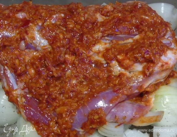 Тщательно натираем смесью мясо и оставляем минимум на 3-4 часа, лучше на ночь, а можно даже на сутки или двое. В форму для запекания выкладываем очищенный и нарезанный на 4 части лук. Наливаем 1 чашку воды. Поверх лука кладем мясо, накрываем фольгой  и отправляем в холодную духовку. Включаем духовку на 140°С.