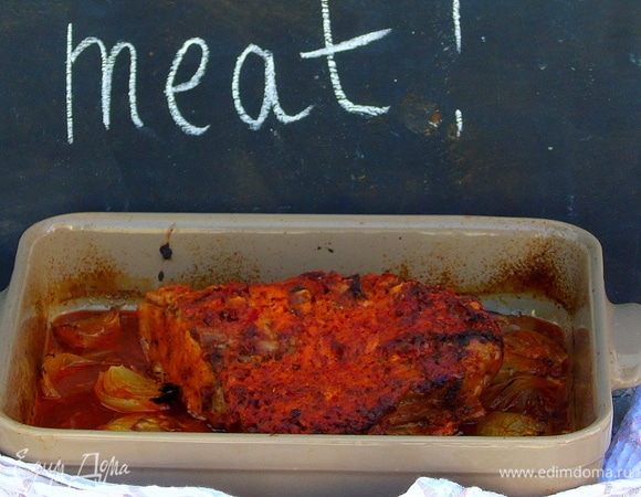 Томим 5-6 часов. За 20 минут (ориентируйтесь по своей духовке) до готовности снимаем фольгу и увеличиваем температуру до 200°С меняем режим на гриль или просто добавляем конвекцию и даем мясу немного подрумяниться.