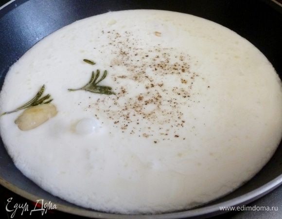 Сметану разведем водой и вольем в сковороду. Солим и перчим, доводим до кипения.