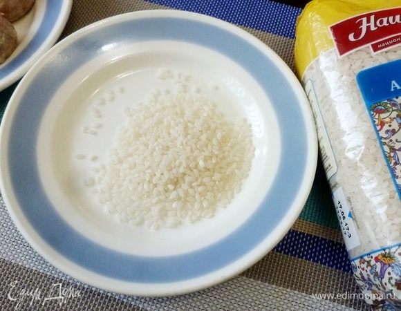 Скатываем из фарша тефтельки размером с небольшое яйцо. На две тарелки насыпаем разноцветный рис.