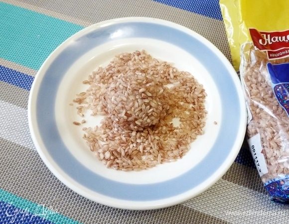 Со всех сторон обваливаем мясные тефтельки в рисе.