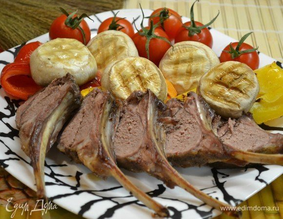 На гриль-сковородке обжариваем наши грибы шампиньоны, болгарский перец.
Разрезаем мясо на порции и подаем с помидорами и грибами.