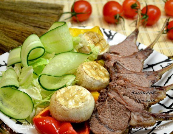 Подача может быть на любой вкус.
По желанию, можно добавить огурец и листья салата.