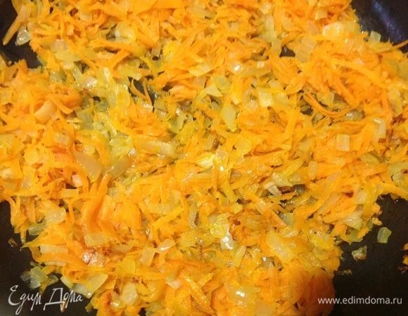 Две луковицы режем мелко, две моркови трем на крупной терке и обжариваем все вместе на растительном масле до мягкости лука.
Готовую поджарку делим на две части.