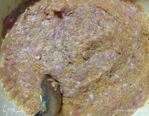 Мясо и две сырых луковицы пропускаем через мясорубку вместе с одной частью поджарки.
Готовый фарш перемешиваем, солим и перчим по вкусу.