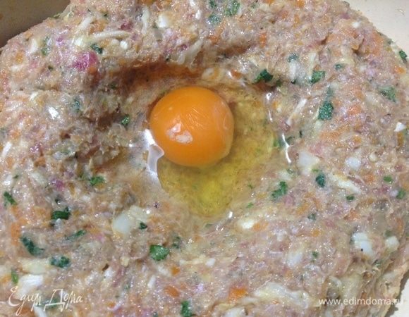 В фарш добавляем яйцо, перемешали.