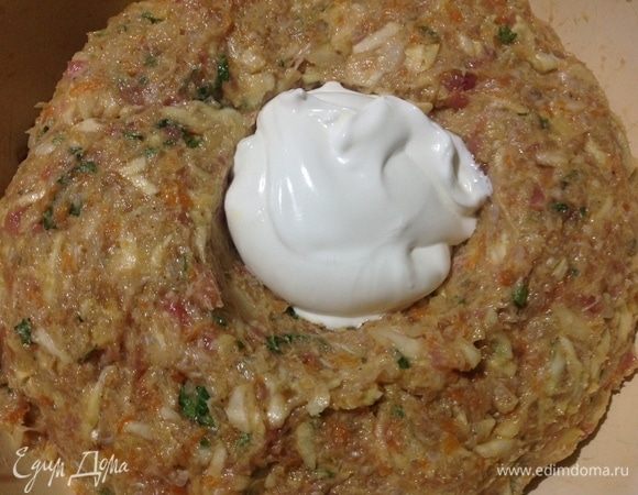 Теперь добавляем 2 ст. л. сметаны, окончательно хорошо перемешиваем фарш.