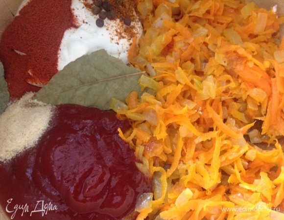 Вторую половину поджарки кладем в кастрюлю в которой будем варить голубцы, туда же добавляем сметану 3 ст. л., томатную пасту (я заменила ее на вкусный кетчуп), соль и перец по вкусу, сахар, сухой чеснок, молотую паприку, специи для шашлыка, горошки душистого перца, лавровый лист. Закипятиться чайник и влить в кастрюлю кипяток где-то пол 4-хлитровой кастрюли. Ставим кастрюлю на огонь и даем на медленном огне соусу прокипеть, пока мы будем обжаривать ленивые голубцы.