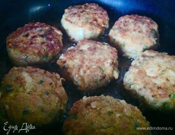 Скатываем из фарша колобки, обваливаем их в муке и обжариваем с двух сторон на растительном масле.