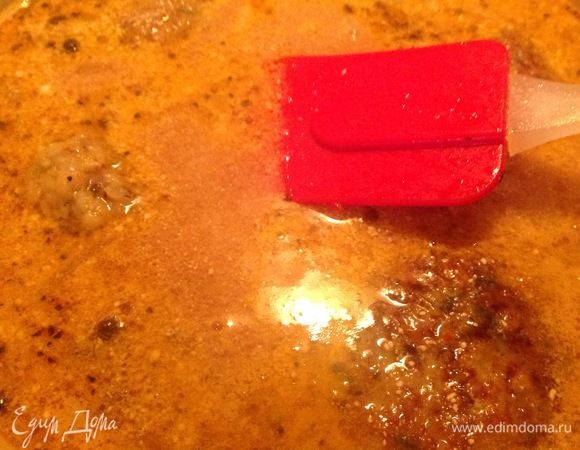 Обжарили, теперь аккуратно опускаем их по очереди в слегка булькающий соус.