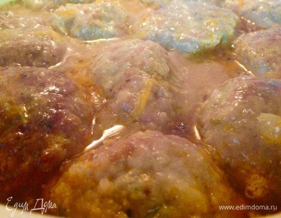 Варим голубцы на медленном огне под крышкой, чтобы они не кипели сильно, а только слегка побулькивали около часа.