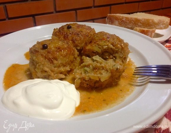 Готовые голубцы подаем со сметаной, можно присыпать свежей зеленью.
Приятного аппетита. :)