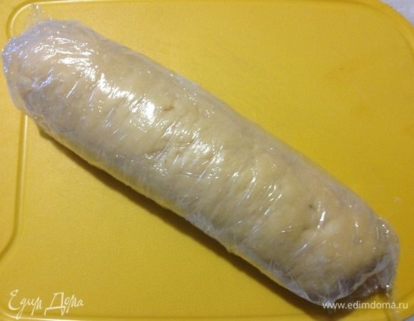 Затем замешанный комок теста скатываем в толстую колбаску и затягиваем пищевой пленкой, даем постоять тесту в пленке 30 минут, за это время мука распустит свою клейковину и тесто станет более послушным.