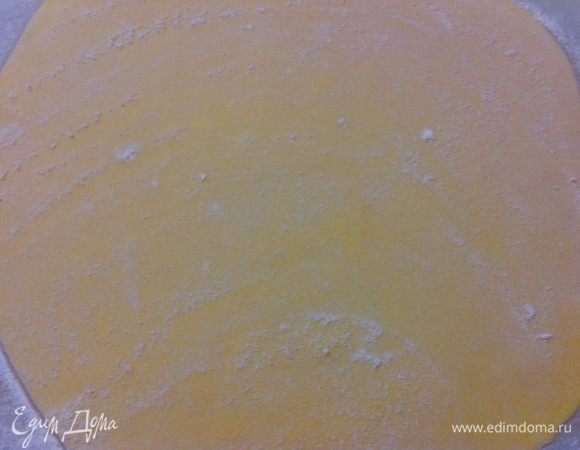 Вот так присыпаем мукой по всей поверхности пласта теста.