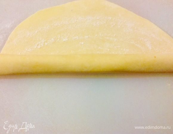 Скручиваем в рулетик, таким образом присыпанная мука оказывается в середине рулетики и не дает ему слипаться.